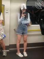 地铁上的女孩