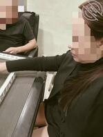 【原创内容17】起夜看见老妈屋里灯亮着了,发现老妈正在自慰扣逼0