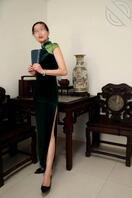 身材苗条的老阿姨，旗袍高跟0