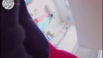 沉浸式浴室偷拍36D炫目大灯的表妹洗澡澡