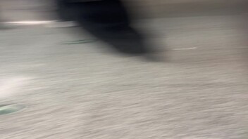 街射，刚跟男朋友拥抱分开的学生妹