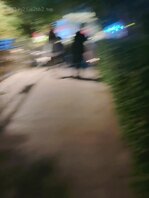 妹子跟着一对情侣后玩露出，身材很不错，大家喜欢看露出吗。