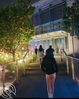 妹子跟着一对情侣后玩露出，身材很不错，大家喜欢看露出吗。0