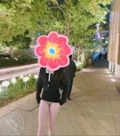 妹子跟着一对情侣后玩露出，身材很不错，大家喜欢看露出吗。1