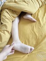 50 刚刚和妹妹操完大姨妈就来了。只能再忍几天了。在床上慵懒的样子好可爱1