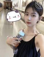 大家评价一下这个小姐姐怎么样 下面长着血盆大口总感觉要吃人0