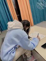 一家人8 小妹的乳房近在咫尺我却不敢摸0