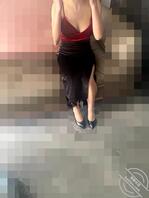 14、姐姐换上吊带裙,可以完美的看到她的大奶子。1