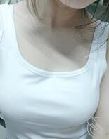 (乱伦表妹)和表妹逛街,当街摸表妹的腿和小穴。没有丝袜的腿很爽的1