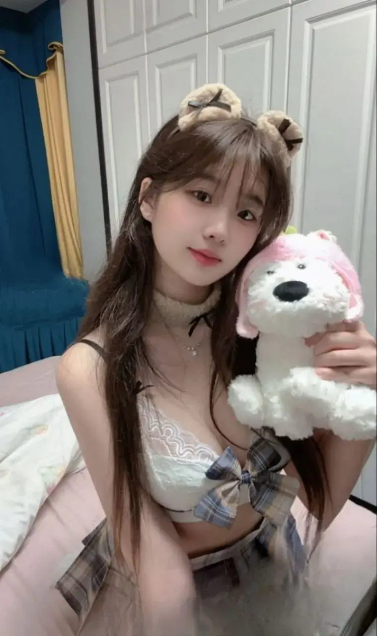 江西华东交大 大一萌妹❤️唐沁茹❤️约炮体育生 跪舔足交画面刺激 对白超有趣！