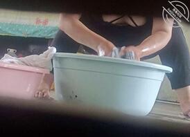 实录偷偷在妈妈后面掏出鸡巴想操她大屁股