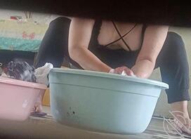 实录偷偷在妈妈后面掏出鸡巴想操她大屁股1