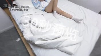 〖真实原创66〗夜里发现女儿在看成人视频自慰，强上白袜萝莉女儿父女乱伦
