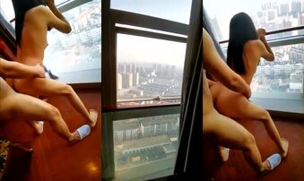 老公拍摄窗前后入他的骚妻