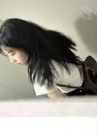 女厕偷窥美女大学生尿尿被发现1
