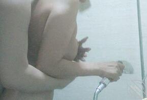 挑战全网最强！强干洗澡的老妈，她求我快出去，生怕被我爸发现。还是把她内射1