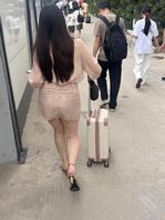 最近偷拍的一些美腿照片，极品炮架子，看着都想操