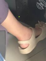 办公室少妇爱露出骚脚 好想射给她0