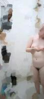 骚逼女朋友洗澡2