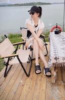 之前陪妈妈出去玩拍到的妈妈的大白腿和脚丫，妈妈翘起二郎腿的样子真骚2