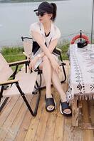 之前陪妈妈出去玩拍到的妈妈的大白腿和脚丫，妈妈翘起二郎腿的样子真骚