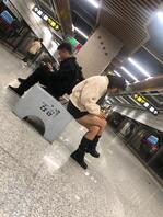 原创分享-女大学生，大晚上光腿，可惜不同路。2