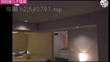 母子旅行妈妈被儿子告白后做爱了