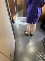 认真工作的高铁乘务员，旁边的男人都忍不住一直偷看，哪位海友知道如何拿下1