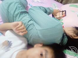 5【原创】妈妈来陪读,吃完饭没事躺床上摸妈妈的屁股,好软好舒服!2