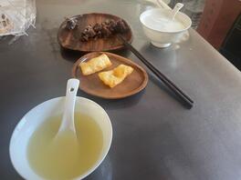 绿母狗儿子给教师骚妈的早饭吃精液拌牛奶，寻绿主勾引开发骚妈，女王大人辱骂0