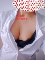 《原创真实》11护士亲姐姐,让姐姐在医院更衣室,给我拍奶照1