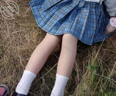 《原创》(2) 绝对真实带04年穿jk的表妹爬山,偷拍她裙底被发现后..1