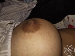 母狗女友的奶子乳晕和骚逼怎么这么黑？这是被多少鸡巴蹭黑的？1