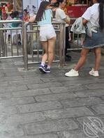 白色短裤小肥臀