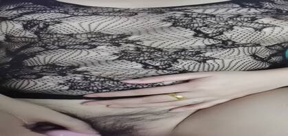 有没有人想操这个骚货，她说要在评论区里找鸡巴大的哥哥操她