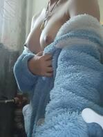 上完课的我回到宿舍忍不住的自慰了起来，渴望男人满足（无条件的 鸡巴大的来0