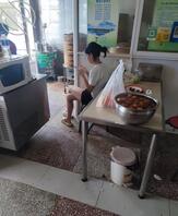 偷拍卖早点的小妹妹,白嫩的大腿和玉足看上去就很香。(四)1