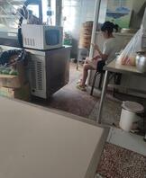 偷拍卖早点的小妹妹,白嫩的大腿和玉足看上去就很香。(四)2