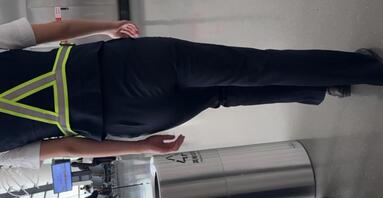 两名机场执勤人员 你更喜欢哪个？0