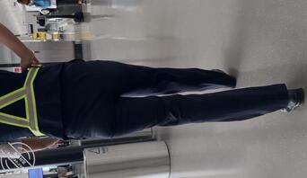 两名机场执勤人员 你更喜欢哪个？1