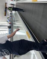 两名机场执勤人员 你更喜欢哪个？2