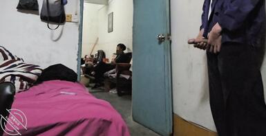 妈妈看电视，我在房间对着她打飞机1