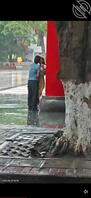 男女在雨中激情热吻被偷拍，男人手不老实乱摸0