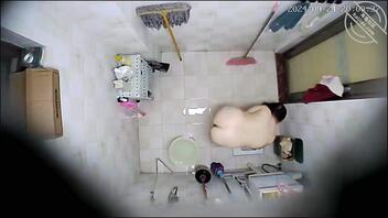 妈妈，几个月没拍到我的妈妈洗澡了 ，原来我的妈妈改洗澡时间了0