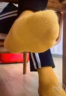 算不算握脚言和？脱掉姐姐的裤子，却挨了一脚…感觉好像小母狗也忍不住了2