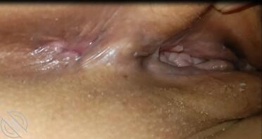 无套暴肏女友的妈妈，看看骚屄跟女儿的一不一样2