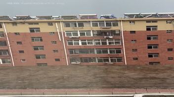 对面大姐起的挺早啊！胸很大