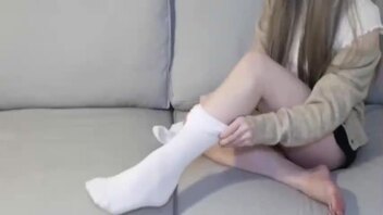 白丝姐姐沙发上足交我的大屌，被无套后入内射