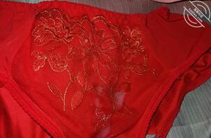 海友们想看我妈的内裤找到了，直接射在上面2