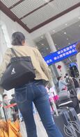 地铁站偶遇窈窕身姿紧身牛仔少妇 余光还看我 更兴奋忍不住跟到检票口才罢休2
